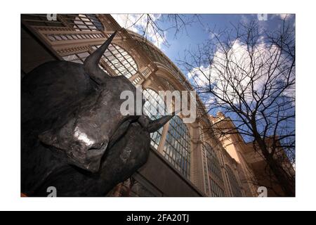 Una scultura di un minotauro a Covent Garden a Londra 8 aprile 2008. La scoperta della scultura è in coincidenza con l'ultima opera di Harrison Birtwistle, "The Minotaur". Fotografia di David Sandison the Independent Foto Stock