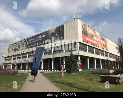 Moskau, Russia. 22 Apr 2021. Vista della nuova Galleria Tretyakov con un poster per la nuova mostra 'Dreams of Freedom' (2 da sinistra). Una mostra delle collezioni d'arte di Dresda (SKD), rimandata più volte a causa della pandemia di Corona, apre qui oggi. La mostra 'Dreams of Freedom' con l'arte del periodo romantico mostra più di 300 mostre fino all'8 agosto. Il primo ministro della Sassonia, Kretschmer, dovrebbe partecipare all'apertura. Credit: Ulf Maider/dpa/Alamy Live News Foto Stock