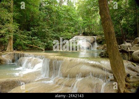 Le cascate sono acque cristalline color verde smeraldo situate nel Parco Nazionale di Erawan. Formato da 7 livelli con piscine naturali Foto Stock