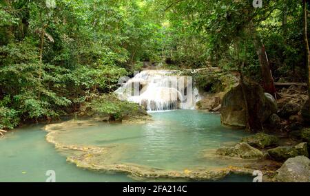 Le cascate sono acque cristalline color verde smeraldo situate nel Parco Nazionale di Erawan. Formato da 7 livelli con piscine naturali Foto Stock