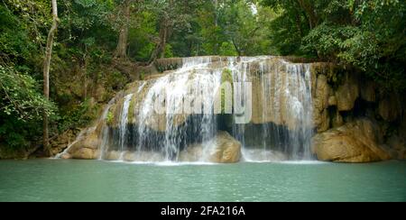 Le cascate sono acque cristalline color verde smeraldo situate nel Parco Nazionale di Erawan. Formato da 7 livelli con piscine naturali Foto Stock