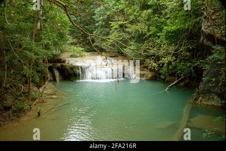 Le cascate sono acque cristalline color verde smeraldo situate nel Parco Nazionale di Erawan. Formato da 7 livelli con piscine naturali Foto Stock