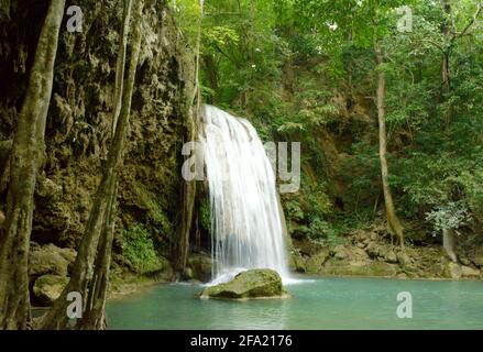 Le cascate sono acque cristalline color verde smeraldo situate nel Parco Nazionale di Erawan. Formato da 7 livelli con piscine naturali Foto Stock