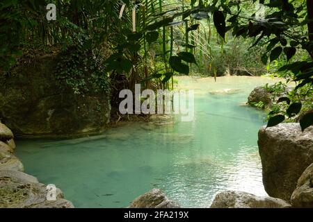 Le cascate sono acque cristalline color verde smeraldo situate nel Parco Nazionale di Erawan. Formato da 7 livelli con piscine naturali Foto Stock