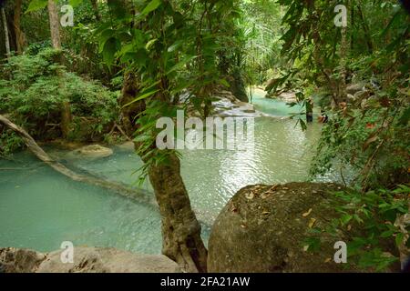 Le cascate sono acque cristalline color verde smeraldo situate nel Parco Nazionale di Erawan. Formato da 7 livelli con piscine naturali Foto Stock