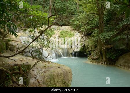 Le cascate sono acque cristalline color verde smeraldo situate nel Parco Nazionale di Erawan. Formato da 7 livelli con piscine naturali Foto Stock