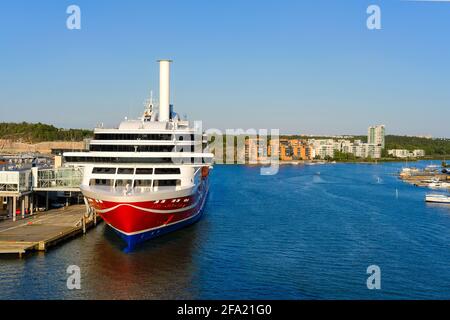 Porto marittimo sul fiume Aurajoki, con un traghetto passeggeri in piedi al molo, Turku, Finlandia. Foto Stock