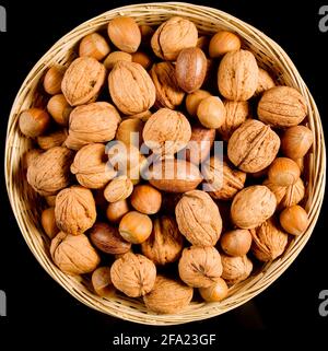 noci miste in un cesto, nocciole, noci, mandorle, noci pecan Foto Stock