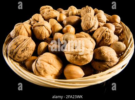 noci miste in un cesto, nocciole, noci, mandorle, noci pecan Foto Stock