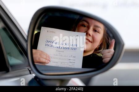 India Donald si riflette nello specchio ad ala della sua auto ha festeggiato il superamento del suo test di guida in un centro di test ad Ashford, Kent, dove gli esami sono ripresi sotto l'ultimo allentamento delle restrizioni di blocco. I test di guida sono stati sospesi in tutto il Regno Unito dall'inizio di gennaio, ma ricominciare oggi in Inghilterra e Galles. Data immagine: Giovedì 22 aprile 2021. Foto Stock