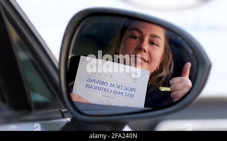 India Donald si riflette nello specchio ad ala della sua auto ha festeggiato il superamento del suo test di guida in un centro di test ad Ashford, Kent, dove gli esami sono ripresi sotto l'ultimo allentamento delle restrizioni di blocco. I test di guida sono stati sospesi in tutto il Regno Unito dall'inizio di gennaio, ma ricominciare oggi in Inghilterra e Galles. Data immagine: Giovedì 22 aprile 2021. Foto Stock