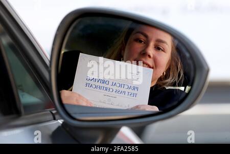 India Donald si riflette nello specchio ad ala della sua auto ha festeggiato il superamento del suo test di guida in un centro di test ad Ashford, Kent, dove gli esami sono ripresi sotto l'ultimo allentamento delle restrizioni di blocco. I test di guida sono stati sospesi in tutto il Regno Unito dall'inizio di gennaio, ma ricominciare oggi in Inghilterra e Galles. Data immagine: Giovedì 22 aprile 2021. Foto Stock