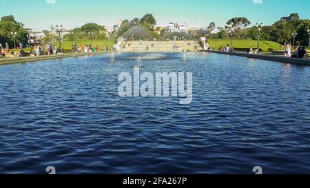 CURITIBA, BRASILE - Apr 15, 2021: Parco di Tangua a Curitiba, Brasile. Fontana d'acqua Foto Stock