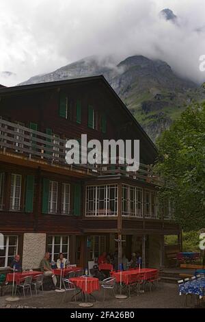 Oltre la fine della strada: La spettacolare alta valle di Lauterbrunnen, passando per Stechelberg: La Berghaus Trachsellauenen, Oberland Bernese, Svizzera Foto Stock