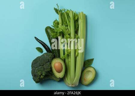 Gruppo di verdure fresche verdi su sfondo blu Foto Stock
