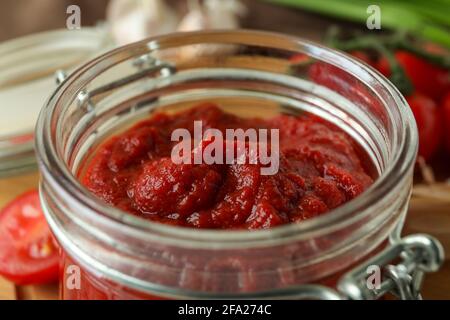 Vasetto di vetro con gustoso concentrato di pomodoro, primo piano Foto Stock