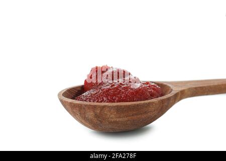 Cucchiaio con pasta di pomodoro isolata su fondo bianco Foto Stock