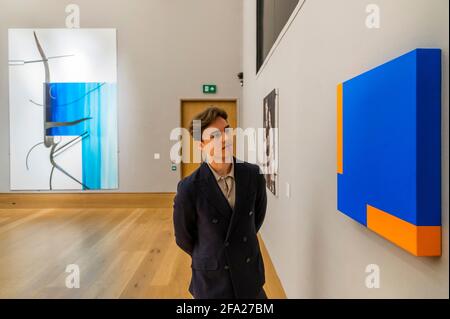 Londra, Regno Unito. 22 Apr 2021. Carmen Herrera, senza titolo, 2013. Stima: £150,000 - 200,000 con in background senza titolo (Baum 18) di Albert Oehlen, 2014, stima: £380,000-580,000 - Bonhams Contemporary Art sale preview a Bonhams New Bond Street, Londra. La vendita avrà luogo il 27 aprile a Londra. Credit: Guy Bell/Alamy Live News Foto Stock