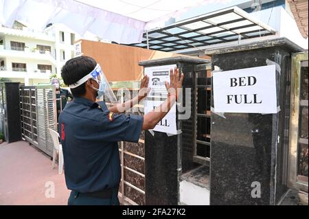 Prayagraj, Uttar Pradesh, India. 22 Apr 2021. Prayagraj: Guardia di sicurezza messo un poster di letto pieno fuori di un privato Covid Hospital, come casi di coronavirus Spike a Prayagraj Giovedi, 22 aprile 2021. Credit: Prabhat Kumar Verma/ZUMA Wire/Alamy Live News Foto Stock