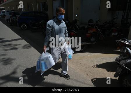 Prayagraj, Uttar Pradesh, India. 22 Apr 2021. Prayagraj: Un operaio che porta maschere all'ospedale Swaroop Rani Neharu, come i casi di coronavirus Spike a Prayagraj Giovedi, 22 aprile 2021. Credit: Prabhat Kumar Verma/ZUMA Wire/Alamy Live News Foto Stock