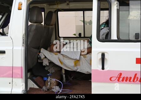 Prayagraj, Uttar Pradesh, India. 22 Apr 2021. Prayagraj: Un paziente di Covid-19 aspetta all'interno di un'ambulanza al di fuori dell'ospedale Swaroop Rani Neharu, come picchi casi di coronavirus a Prayagraj Giovedi, 22 aprile 2021. Credit: Prabhat Kumar Verma/ZUMA Wire/Alamy Live News Foto Stock