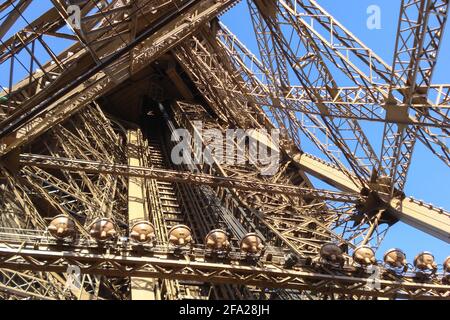Vista dettagliata del quadro della Torre Eiffel dal basso, Parigi, Francia Foto Stock