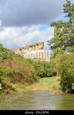 Bellissimo scatto di Burgos con l'Eremo di San Pantaleon De Losa in lontananza Foto Stock