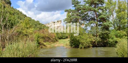 Bellissimo scatto di Burgos con l'Eremo di San Pantaleon De Losa in lontananza Foto Stock