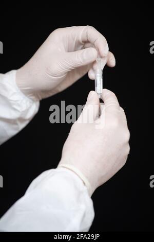 Dresda, Germania. 22 Apr 2021. Un dipendente del Corona Test Centre del Parkhotel Dresden prepara un test rapido. Credit: Sebastian Kahnert/dpa-Zentralbild/dpa/Alamy Live News Foto Stock