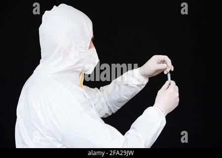 Dresda, Germania. 22 Apr 2021. Un dipendente del Corona Test Centre del Parkhotel Dresden prepara un test rapido. Credit: Sebastian Kahnert/dpa-Zentralbild/dpa/Alamy Live News Foto Stock