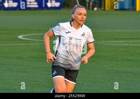 Cardiff, Regno Unito. 21 Apr 2021. Kelly Adams di Swansea City Ladies durante la partita della Premier Women's League tra Cardiff Met Women e Swansea City Ladies al Cyncoed Campus di Cardiff, Galles, Regno Unito, il 21 aprile 2021. Credit: Duncan Thomas/Majestic Media/Alamy Live News. Foto Stock