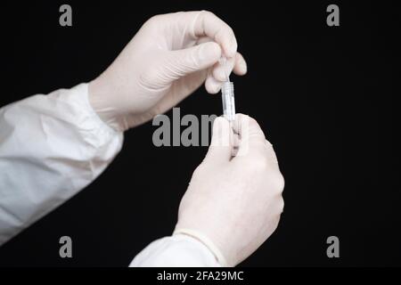 Dresda, Germania. 22 Apr 2021. Un dipendente del Corona Test Centre del Parkhotel Dresden prepara un test rapido. Credit: Sebastian Kahnert/dpa-Zentralbild/dpa/Alamy Live News Foto Stock