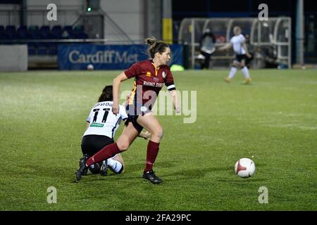 Cardiff, Regno Unito. 21 Apr 2021. Stephanie Turner di Cardiff ha incontrato le donne in azione durante la partita della Premier Women's League tra Cardiff Met Women e Swansea City Ladies al Cyncoed Campus di Cardiff, Galles, Regno Unito, il 21 aprile 2021. Credit: Duncan Thomas/Majestic Media/Alamy Live News. Foto Stock