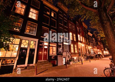 Notte ad Amsterdam, biciclette e strade alla luce delle lampade da strada. Notte. Foto Stock