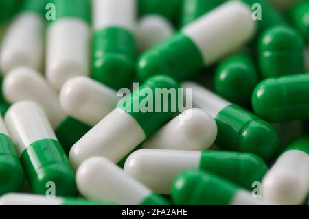Un gran numero di compresse farmaceutiche di colore bianco-verde closeup Foto Stock