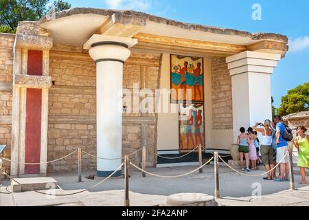 Tour turistico in un tour guidato nel palazzo di Cnosso vicino al Propylaeum sud con affresco processione. Creta, Grecia Foto Stock