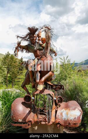 Scultura "Charging Forward" di Jay Laber, 2001 presso l'Università del Montana, Missoula campus. Foto Stock