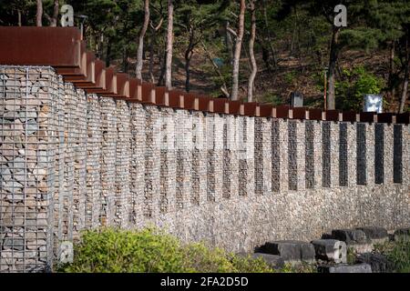 Una moderna passerella per il Lago Dongtan con luce e ombra, Corea Foto Stock