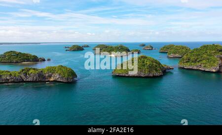 Gruppo di piccole isole in Cento isole Parco Nazionale, Pangasinan, Filippine. Aereo drone: Famosa attrazione turistica, Alaminos. Concetto di vacanza estiva e di viaggio