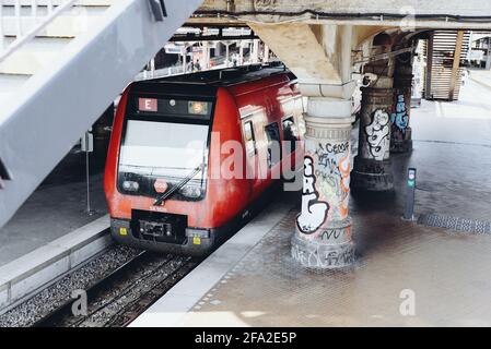 Copenaghen, 14 settembre 2020 - Stazione Centrale di Copenhagen, metropolitana rossa gestita dalla società DSB al binario. Persone in attesa del pubblico Foto Stock