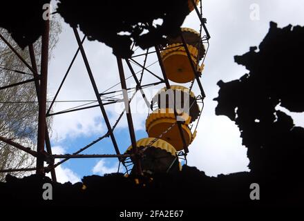 REGIONE DI KIEV, UCRAINA - 21 APRILE 2021 - l'iconica ruota panoramica si trova nel parco divertimenti della città fantasma di Prypiat, regione di Kiev, a nord Foto Stock