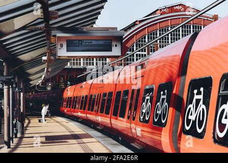 Copenaghen, 14 settembre 2020 - Stazione Centrale di Copenhagen, metropolitana rossa gestita dalla società DSB al binario. Persone in attesa del pubblico Foto Stock