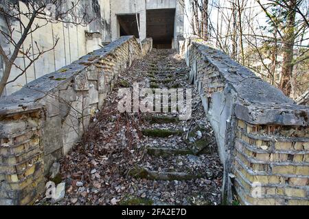 REGIONE DI KIEV, UCRAINA - 21 APRILE 2021 - le scale sono raffigurate a Prypiat, Regione di Kiev, Ucraina settentrionale. Foto Stock