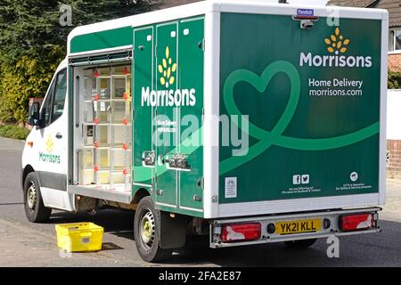 Primo piano di parcheggio aperto lato del supermercato Morrisons al dettaglio furgone di affari del drogheria di acquisto in linea del cibo per la consegna domestica Parcheggiato a casa Inghilterra Regno Unito Foto Stock