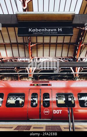 Copenaghen, 14 settembre 2020 - Stazione Centrale di Copenhagen, metropolitana rossa gestita dalla società DSB al binario. Persone in attesa del pubblico Foto Stock