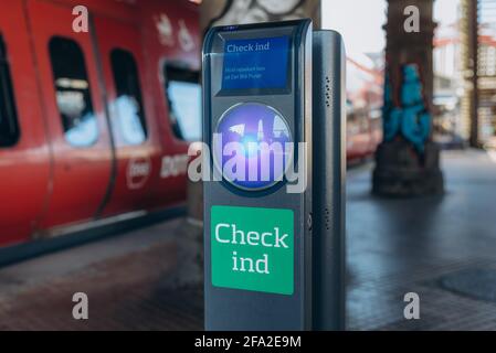 Copenhagen, 14 settembre 2020: Il check in spot sulla stazione ferroviaria centrale di Copenhagen, la metropolitana rossa gestita dalla società DSB è al binario. Foto Stock