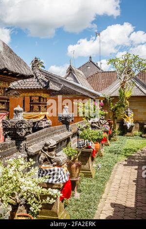 Cortili interni di Penglipuran, villaggio tradizionale. Bangli Regency, Bali, Indonesia. Immagine verticale. Foto Stock