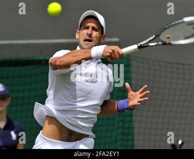 WIMBLEDON 2011. 4° giorno. NOVAK DJOKOVIC DURANTE IL SUO INCONTRO CON KEVIN ANDERSON. 23/6/2011. IMMAGINE DAVID ASHDOWN Foto Stock