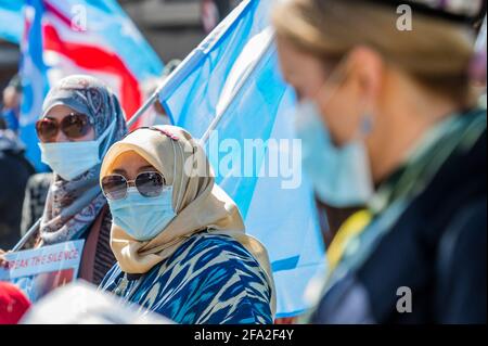 Londra, Regno Unito. 22 Apr 2021. Protesta al di fuori del Parlamento a sostegno dei musulmani di Uyghur, il giorno in cui si discute all'interno di un disegno di legge di sostegno. E' contrario al loro trattamento da parte della Cina. Credit: Guy Bell/Alamy Live News Foto Stock