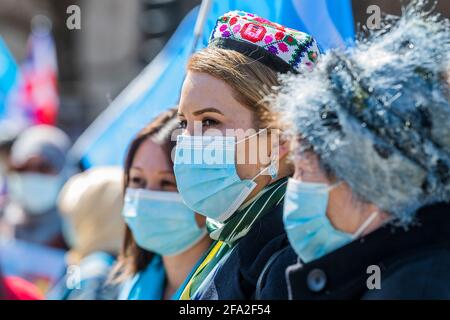 Londra, Regno Unito. 22 Apr 2021. Protesta al di fuori del Parlamento a sostegno dei musulmani di Uyghur, il giorno in cui si discute all'interno di un disegno di legge di sostegno. E' contrario al loro trattamento da parte della Cina. Credit: Guy Bell/Alamy Live News Foto Stock